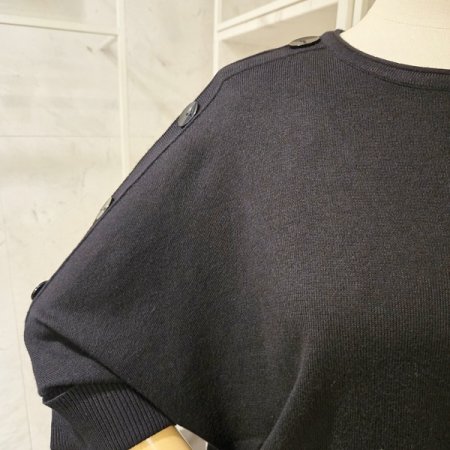 어깨 단추 장식 루즈핏 니트