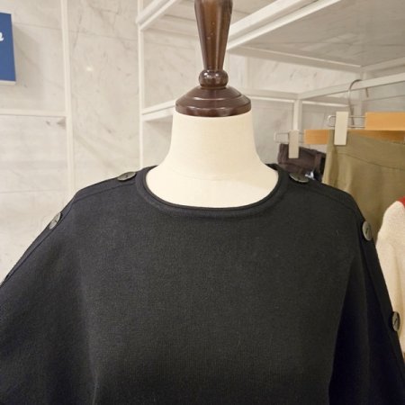 어깨 단추 장식 루즈핏 니트