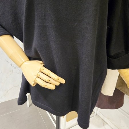 어깨 단추 장식 루즈핏 니트