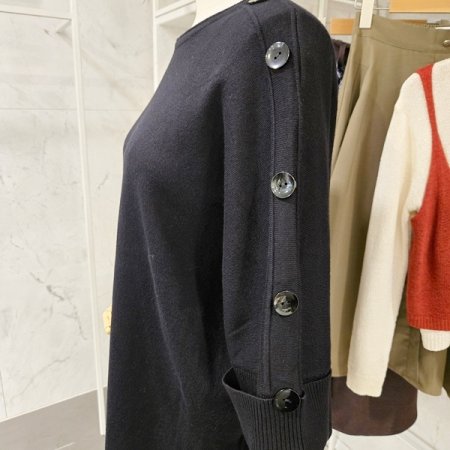 어깨 단추 장식 루즈핏 니트