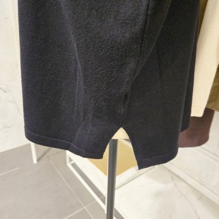 어깨 단추 장식 루즈핏 니트