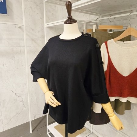 어깨 단추 장식 루즈핏 니트