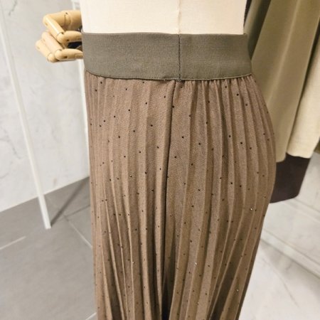 비쥬 장식 플리츠 스커트