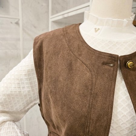 라운드 스웨이드 베스트