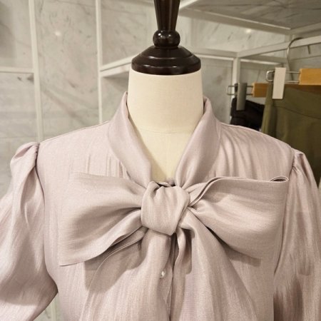 빅 리본 타이 블라우스