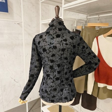 하이넥 롤링 플라워 티셔츠