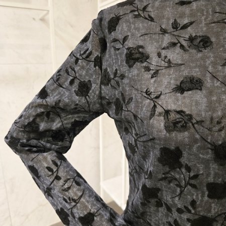 하이넥 롤링 플라워 티셔츠