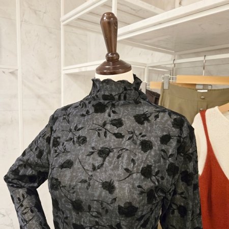 하이넥 롤링 플라워 티셔츠