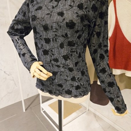 하이넥 롤링 플라워 티셔츠