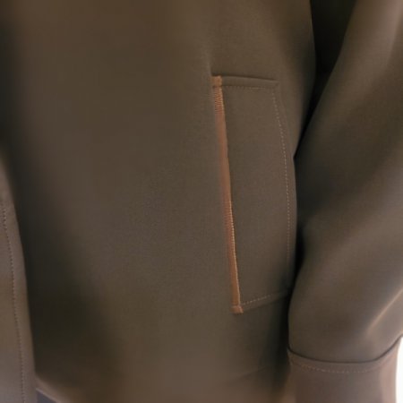 뒷 브이핀턱 스티치 싱글버튼 자켓