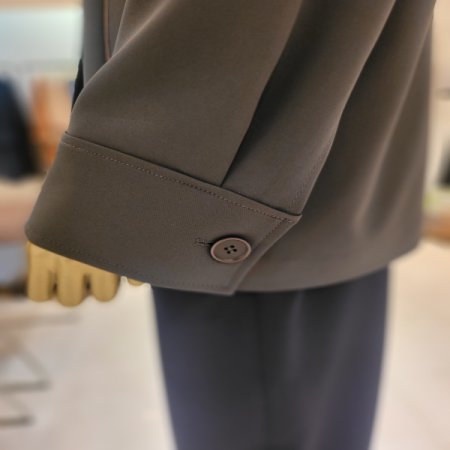 뒷 브이핀턱 스티치 싱글버튼 자켓