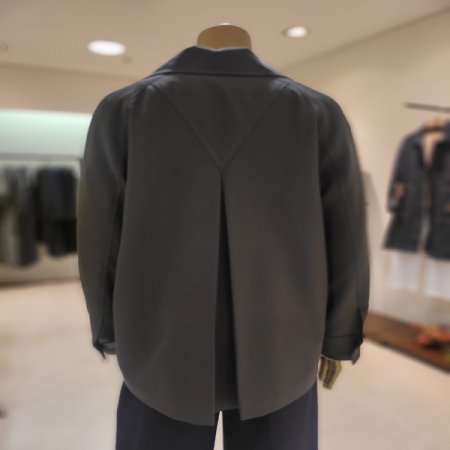 뒷 브이핀턱 스티치 싱글버튼 자켓