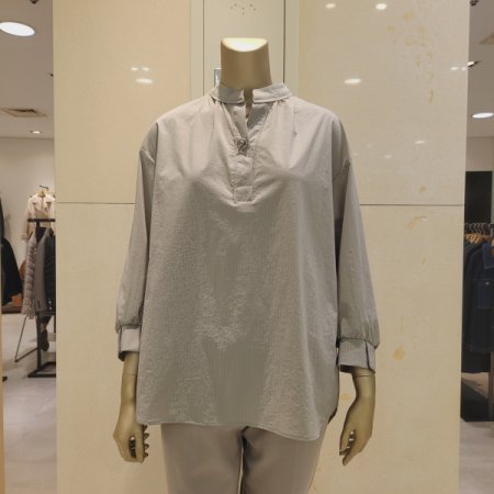 장식단추 스트라이프 블라우스