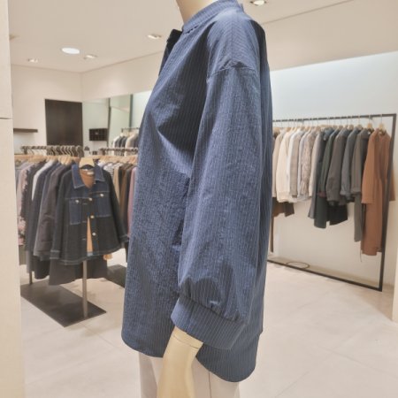 장식단추 스트라이프 블라우스