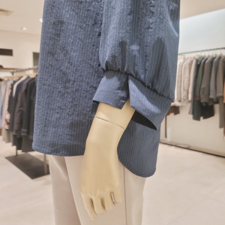 장식단추 스트라이프 블라우스