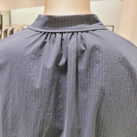 장식단추 스트라이프 블라우스