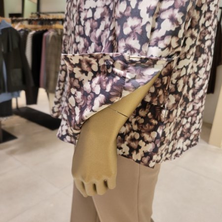 네크라인장식 플라워블라우스