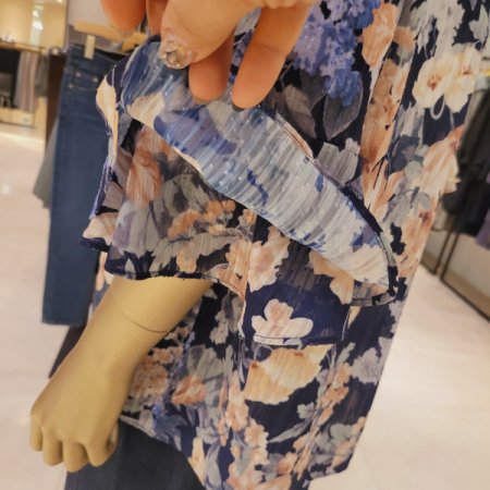 프릴소매 핀턱 라운드넥 플라워블라우스