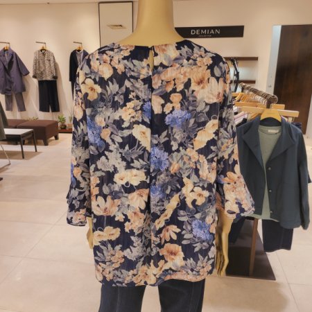 프릴소매 핀턱 라운드넥 플라워블라우스