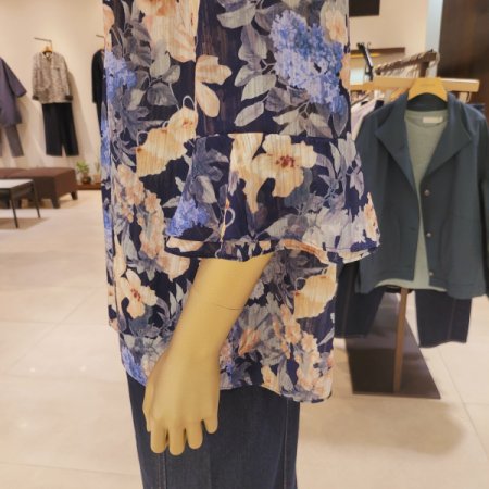 프릴소매 핀턱 라운드넥 플라워블라우스