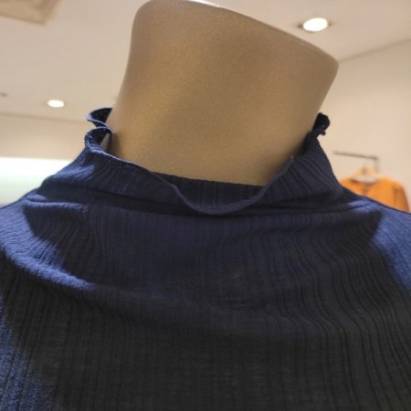 한쪽셔링 세로골지 프릴터틀넥 티셔츠