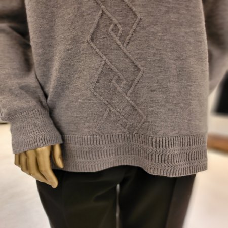 꼬임라인 패턴 터틀넥 니트