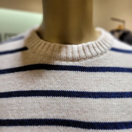 소매 단추장식 스트라이프 라운드 니트