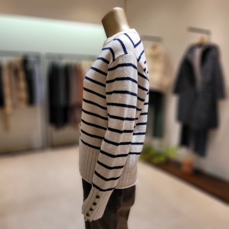 소매 단추장식 스트라이프 라운드 니트