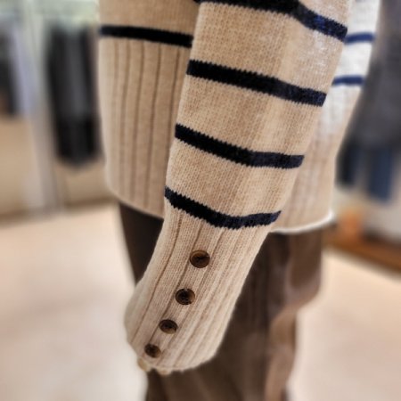 소매 단추장식 스트라이프 라운드 니트