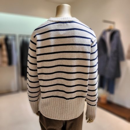 소매 단추장식 스트라이프 라운드 니트