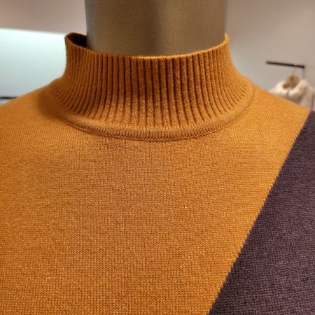 사선 컬러배색 반폴라 긴팔 니트