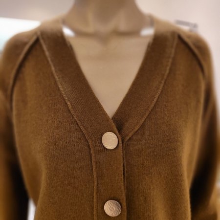금장버튼 밑단트임 모직 브이넥가디건