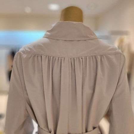 원단벨트 뒷셔링 홑겹 롱 트렌치코트