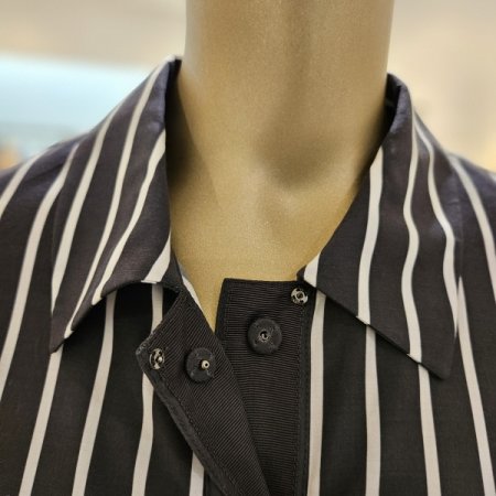 세로 스트라이프 카라 블라우스