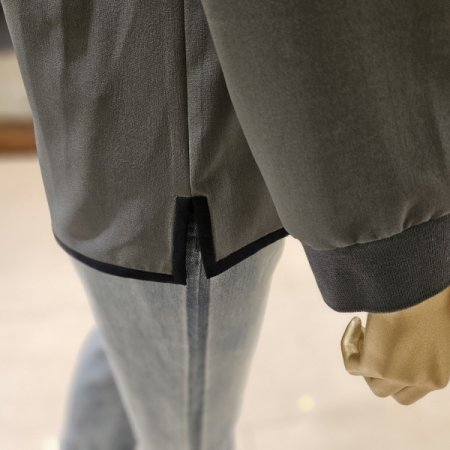 컬러배색 소매 시보리 블라우스