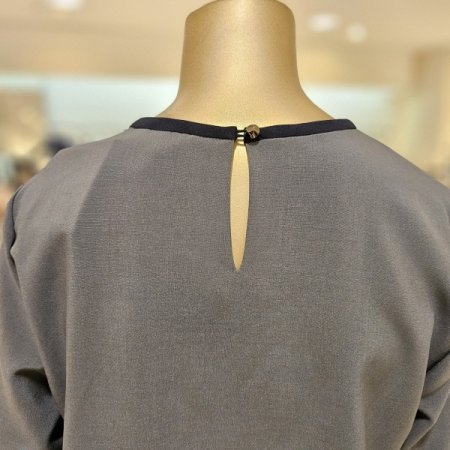 컬러배색 소매 시보리 블라우스