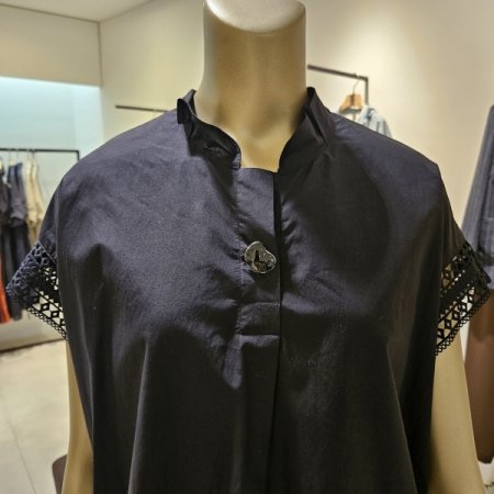 레이스소매 브이넥 블라우스