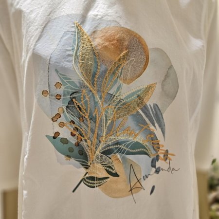 풀잎 자수프린팅 라운드티셔츠