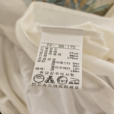 풀잎 자수프린팅 라운드티셔츠