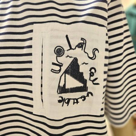 자수포켓 스트라이프 티셔츠