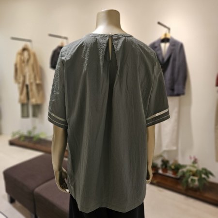 볼체인 장식 라운드넥 블라우스