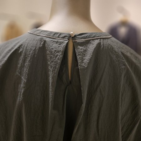 볼체인 장식 라운드넥 블라우스