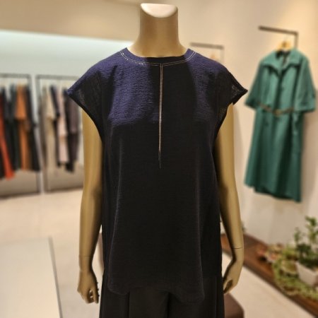 볼체인장식 캡소매 블라우스