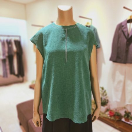 볼체인장식 캡소매 블라우스