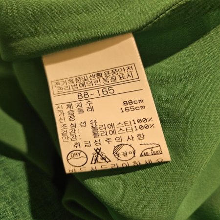 볼체인장식 캡소매 블라우스