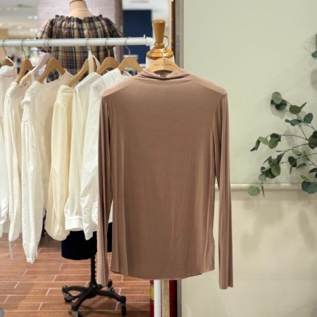 슬림핏 크림 폴라 티셔츠