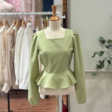스퀘어넥 프릴 블라우스