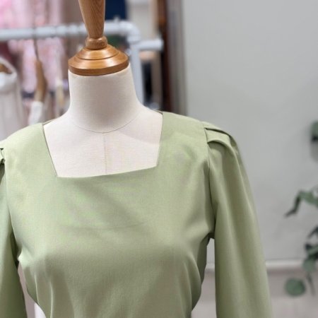 스퀘어넥 프릴 블라우스