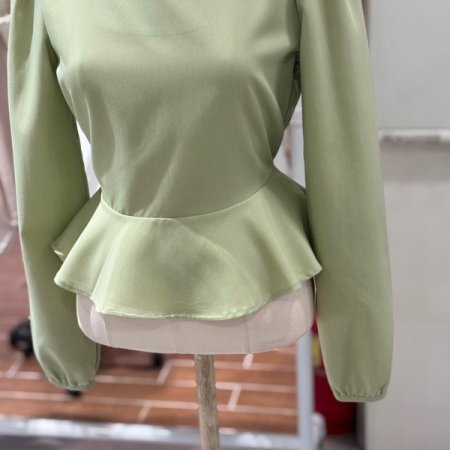 스퀘어넥 프릴 블라우스