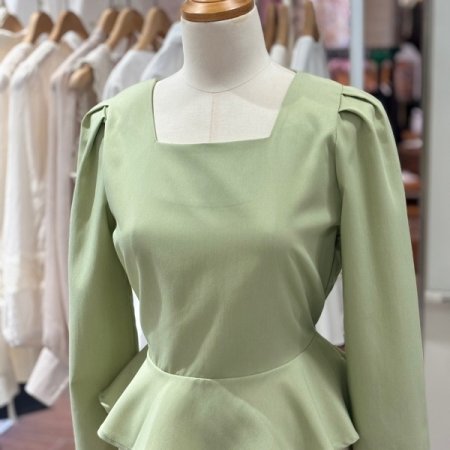 스퀘어넥 프릴 블라우스